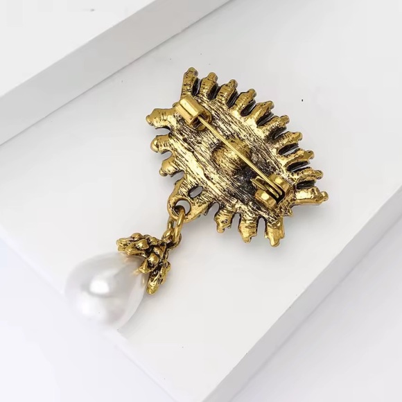 Azure Eye of Elegance Pearl Gold Brooch - Picture 3 of 5